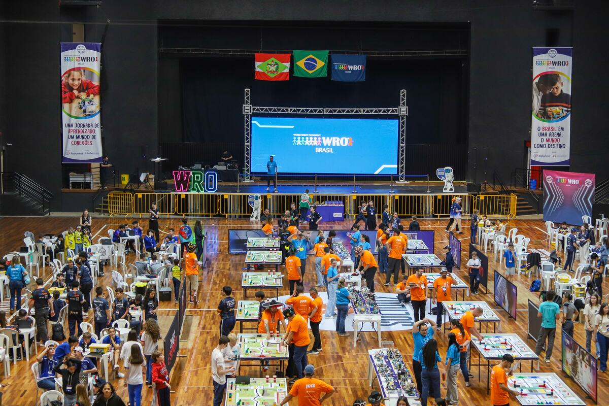 Arena da WRO Brasil com dezenas de equipes competindo