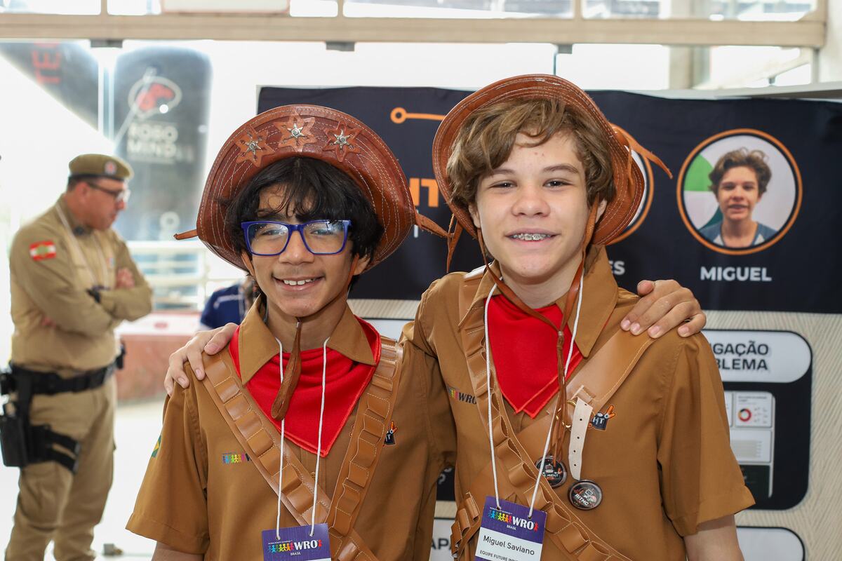 Alunos sorrindo representando sua equipe na WRO Brasil